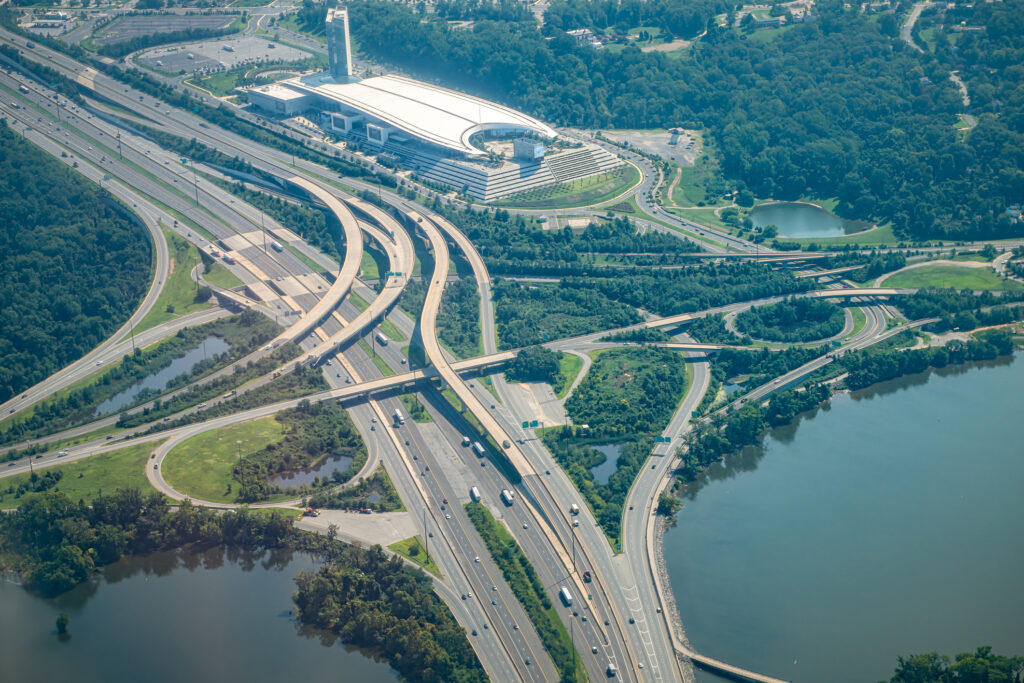 Vue aérienne par drone du paysage urbain près d'Oxon Hill à Washington DC