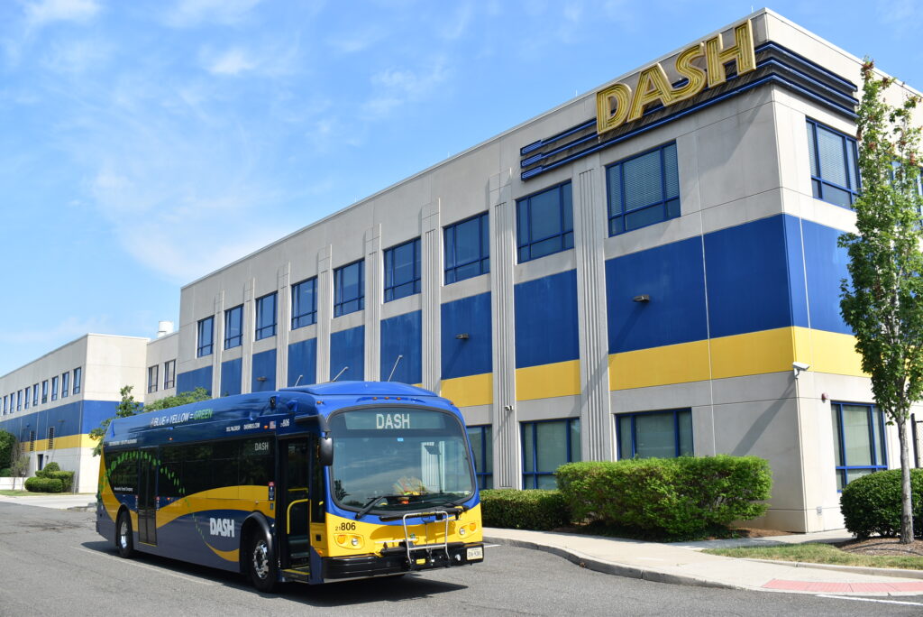 Bus DASH devant le bâtiment de la marque DASH