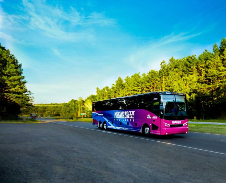 Bus Virginia Breeze sur l'autoroute. Ciel bleu et arbres à feuilles persistantes.