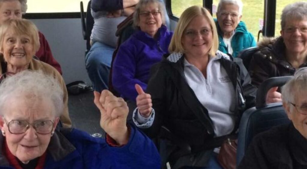 Gros plan de personnes souriantes dans un bus.