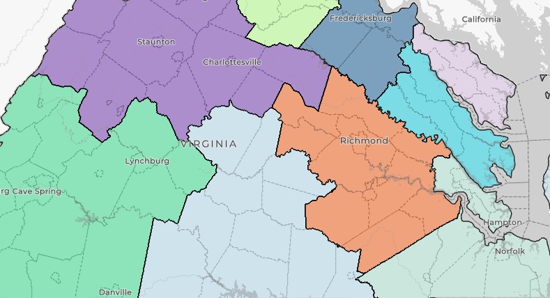 Carte en gros plan de la Virginie centrale. La région de Richmond est en orange, la région de Charlottesville est en violet clair, la région de Fredericksburg est en bleu moyen, la région de Lynchburg est en vert moyen.