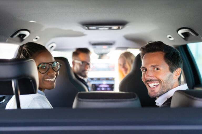 Quatre personnes dans le covoiturage.