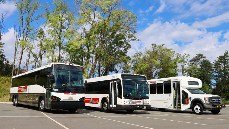 Trois bus du comté de Loudoun de différentes tailles
